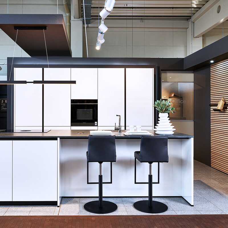 Küchen-Angebot Inselküche in Hochglanz-Weiß von Contur bei Ekelhoff Küchen