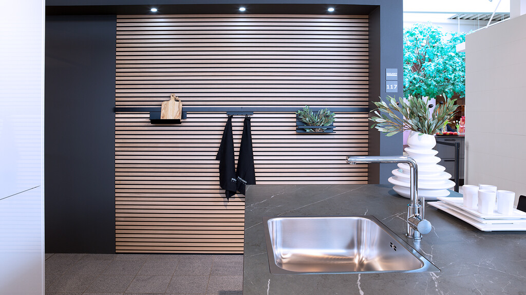 Aanbieding keuken voor actieprijs contur eilandkeuken in hoogglans kristalwit met zitgelegenheid - Ekelhoff Keukens