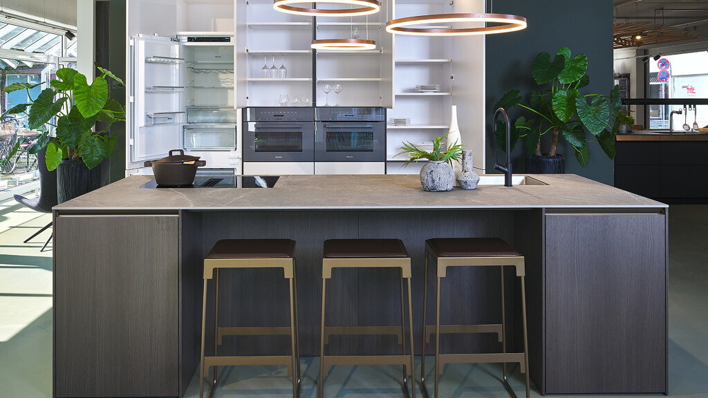 Prachtige SieMatic XLS eilandkeuken in sterlinggrijs eneiken Oolong -Nu voor een actie-prijs - bij Ekelhoff keukens in Duitsland, net over de grens via de A1