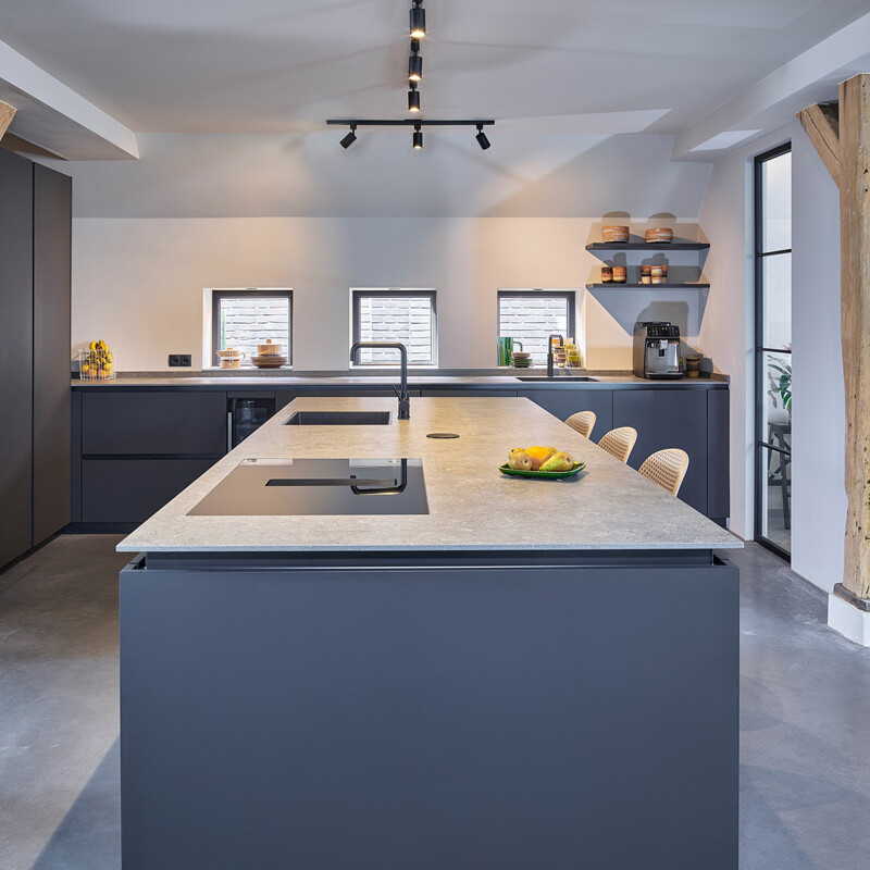 Antrazit Inselküche – realisiert von Ekelhoff Küchen in Nordhorn.
