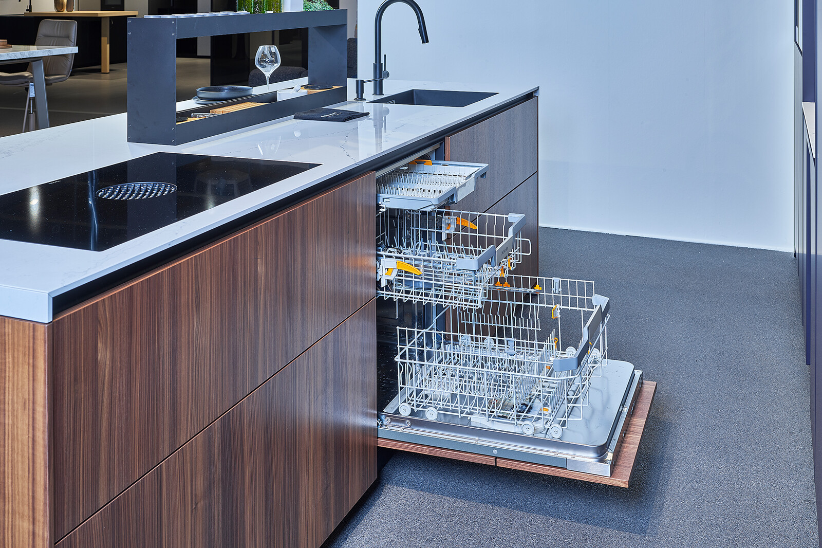 Showroomkeuken: next125 designkeuken in aubergine en notenhout - vaatwassser Siemens