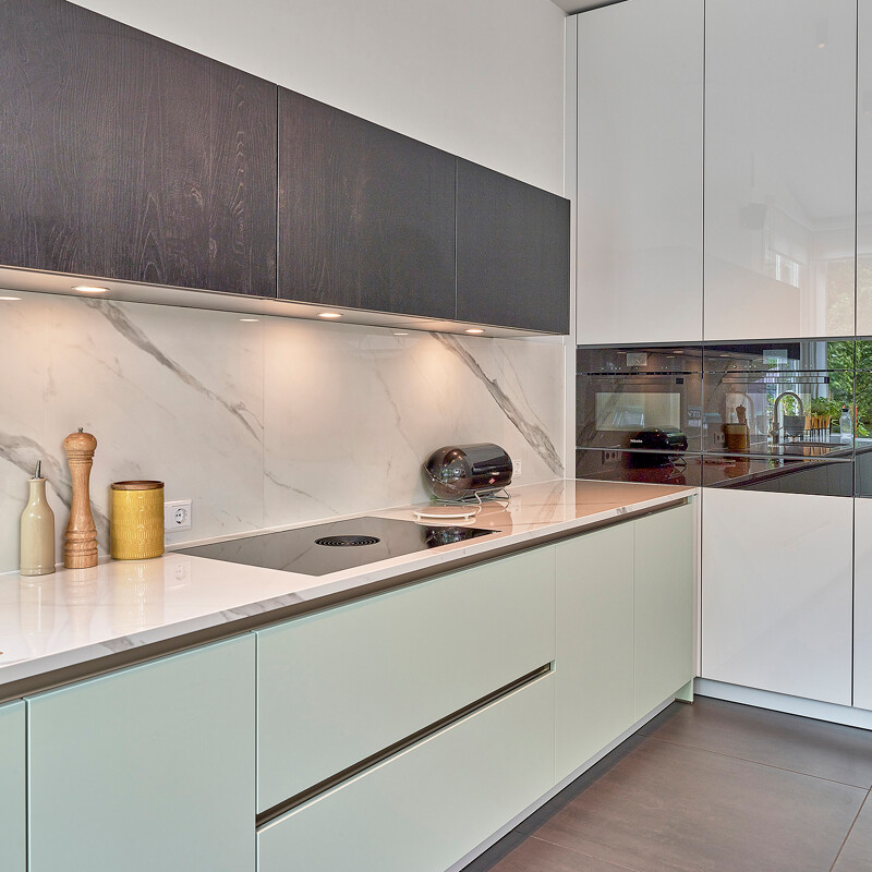 Ballerina-keuken in licht grijsgroen, wit en staalgrijs_Ekelhoff Keukens