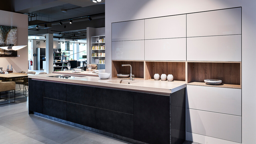 Licht grijze Ballerina keuken in zandgrijs smartglass en metaallak Titan Smoke bij Ekelhoff , Nordhorn