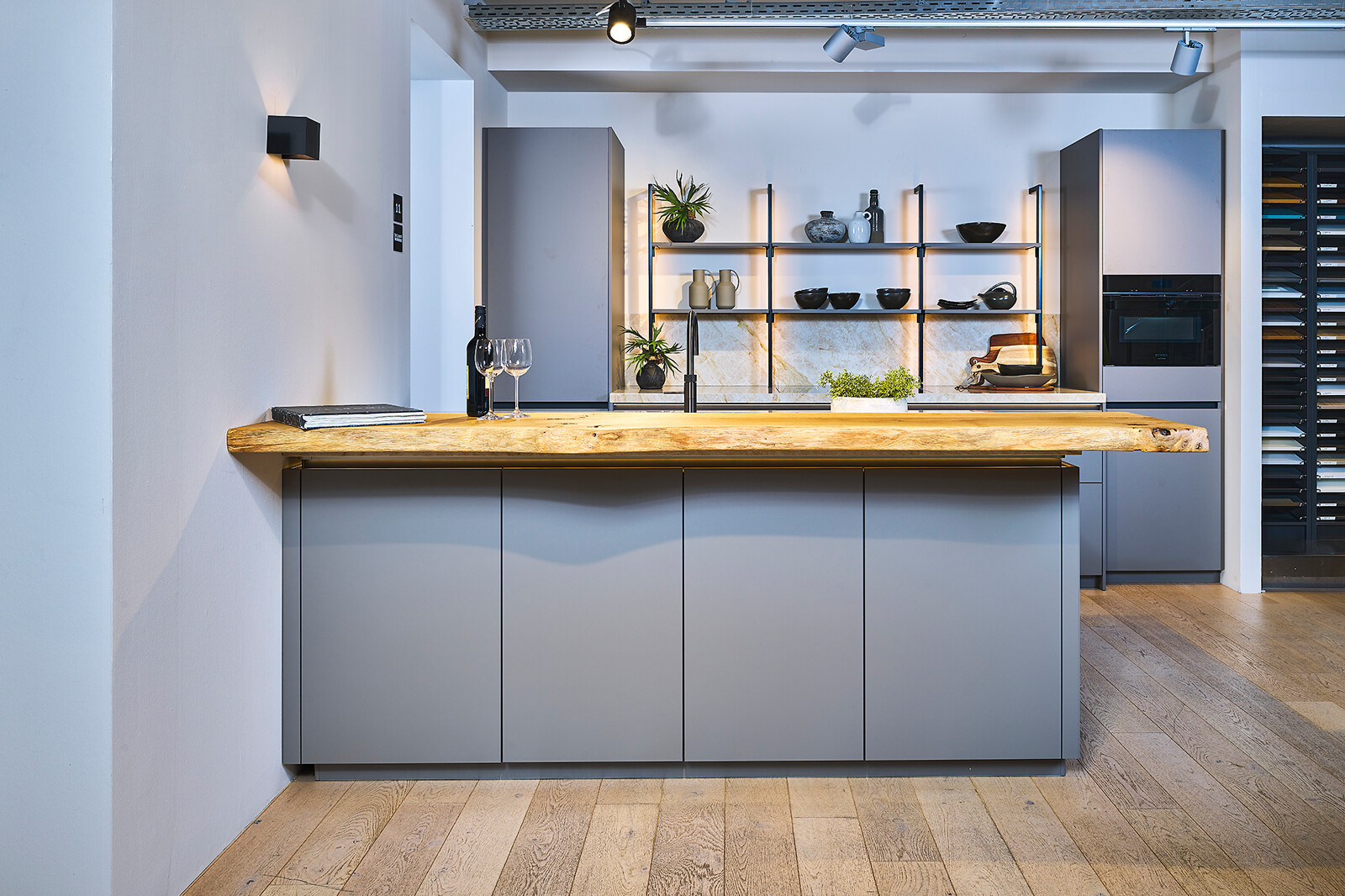 Showroomkeuken Ballerina: taupe eilandkeuken met bar - Ekelhoff Keukens