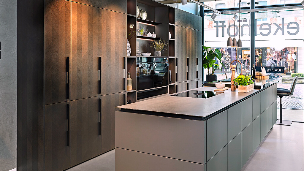 Ballerina Küche mit Fischgrätfronten Intarsia in dunkler Eiche. Entdecken Sie Ballerina bei Ekelhoff Küchen