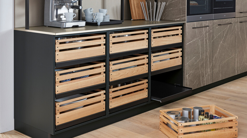 Ballerina keuken in Fenix met uitneembare lades in hout. Ekelhoff Küchen in Nordhorn