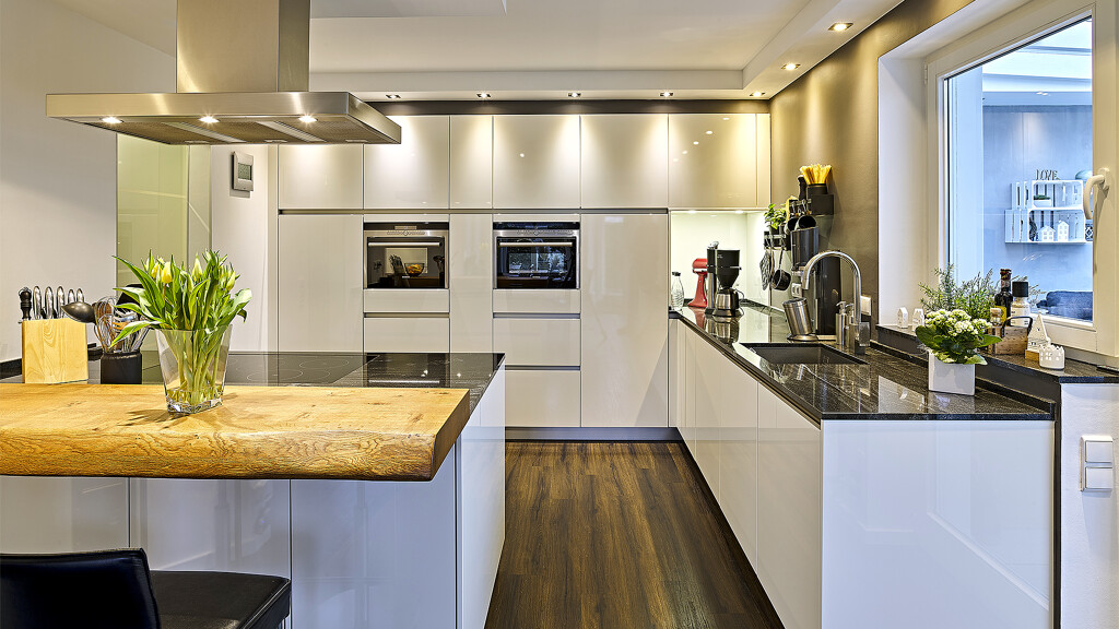 G-Küche mit Halbinsel von Contur in hochglänzendem Weiß. Installiert durch Ekelhoff Küchen, Nordhorn