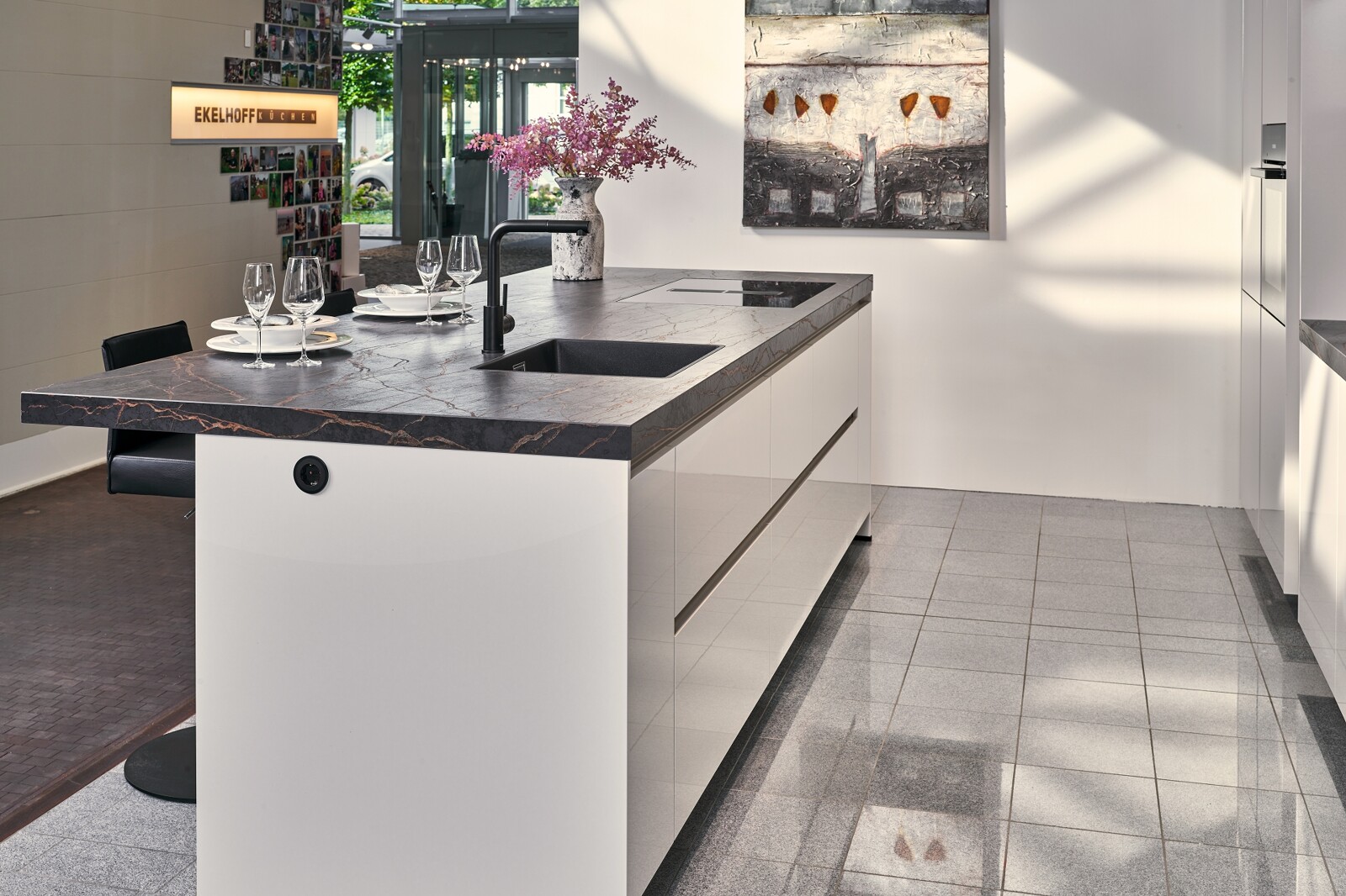 Showroomkeuken: eilandkeuken in hoogglans schelpwit met keramisch Blad - Ekelhoff