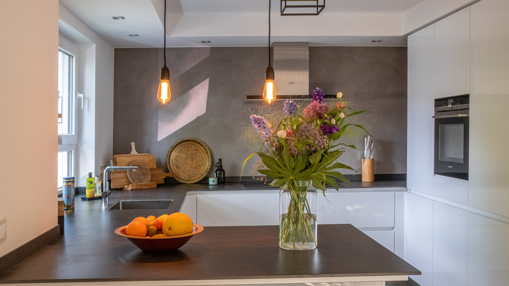 Contur Küchen in Kristallweiß hochglanz mit Keramiek Arbeitplatte