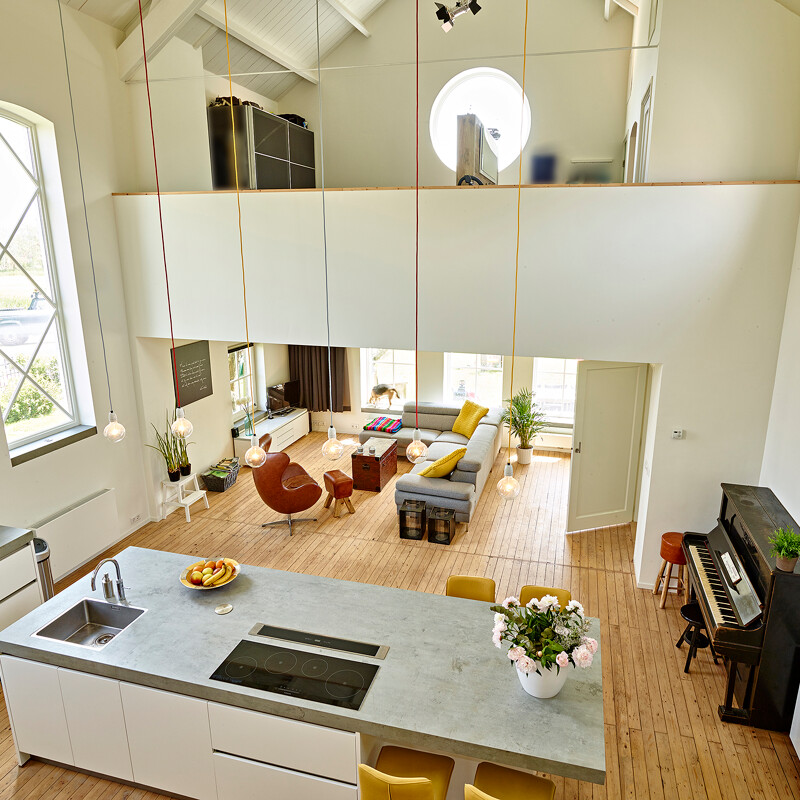 Matwitte keuken van Contur met een betonlook keukenblad van keramiek. Van Ekelhoff Keukens, Nordhorn