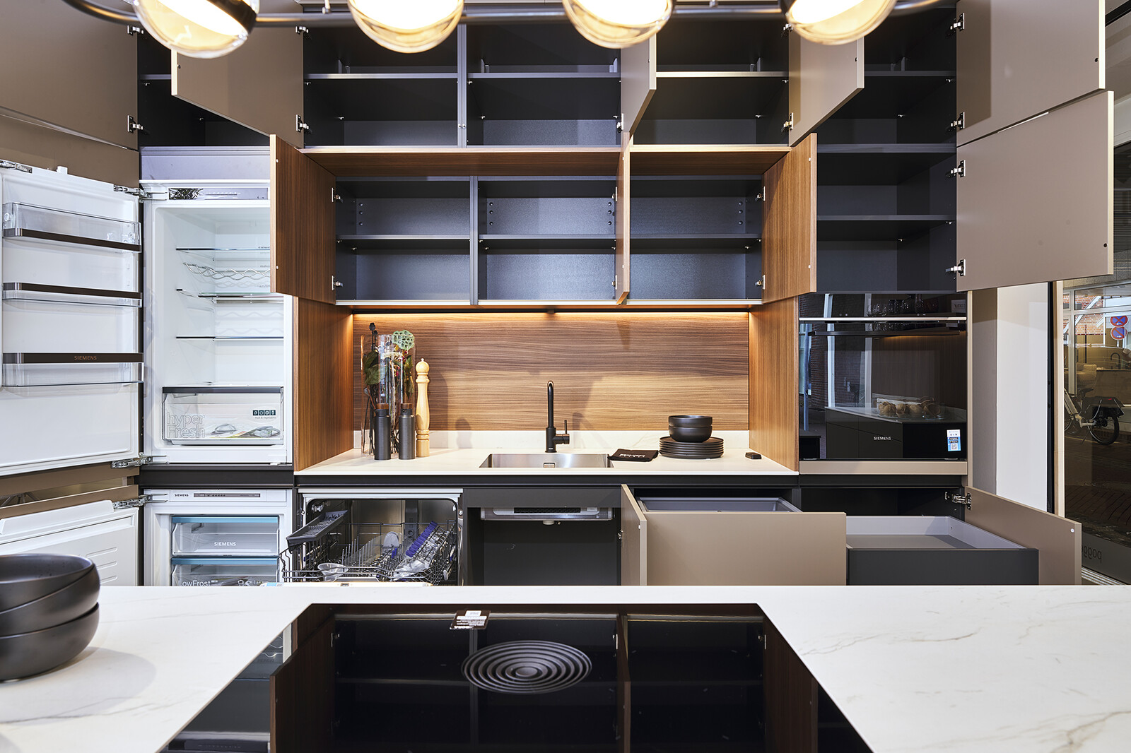 Eilandkeuken met kastenwand van Contur - showroomkeuken Ekelhoff