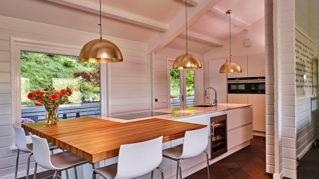 Eilandkeuken van next125  in witte hoogglans UV.lak met wit composiet keukenblad