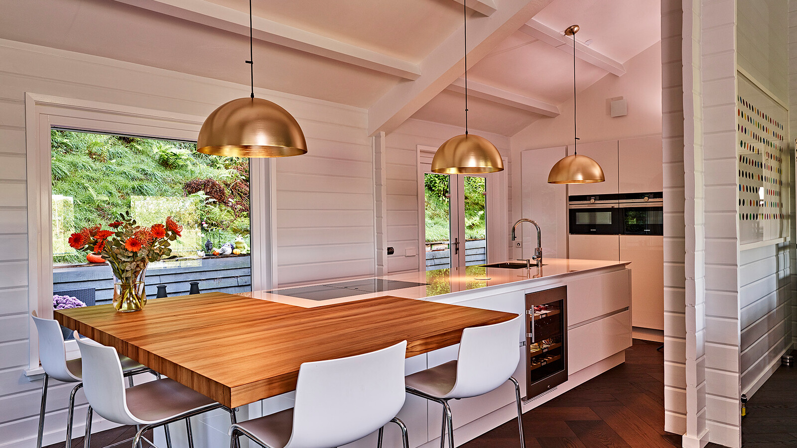 Inselküche von next125 in weißem Hochglanz UV-Lack mit weißer Komposit Küchenarbeitsplatte