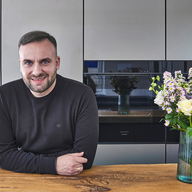 Kleine keuken met kookeiland. next125 keuken NX912 met matglas fronten in Platina metallic. Thuis bij keukendesigner Benjamin Cicek van Ekelhoff Keukens in Duitsland