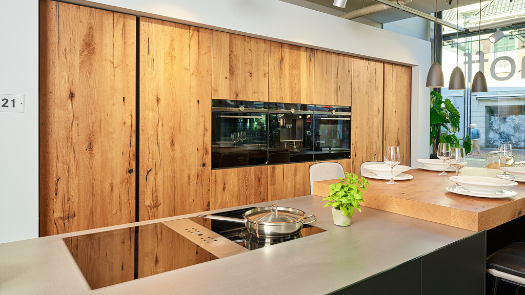 Inselküche in Eiche mit Edelstahl Küchenarbeitsplatte von next125 | Ekelhoff Küchen in Nordhorn