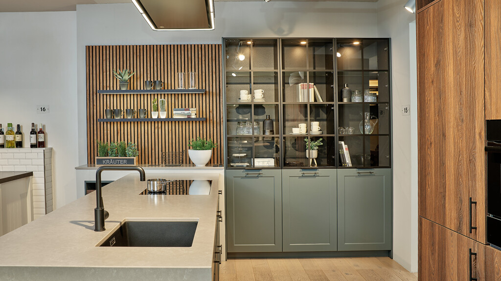 Küche mit Vitrinen in Night Green von Ballerina Küchen - Zu sehen im Küchenhaus Ekelhoff in Nordhorn