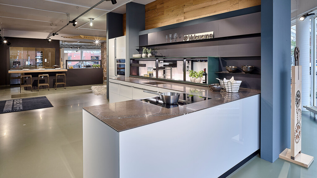 Lichte showroomkeuken met schiereiland van Valcucine, te zien in ons filiaal Küchenhaus Ekelhoff. Ontdek Ekelhoff keukens in Nordhorn.
