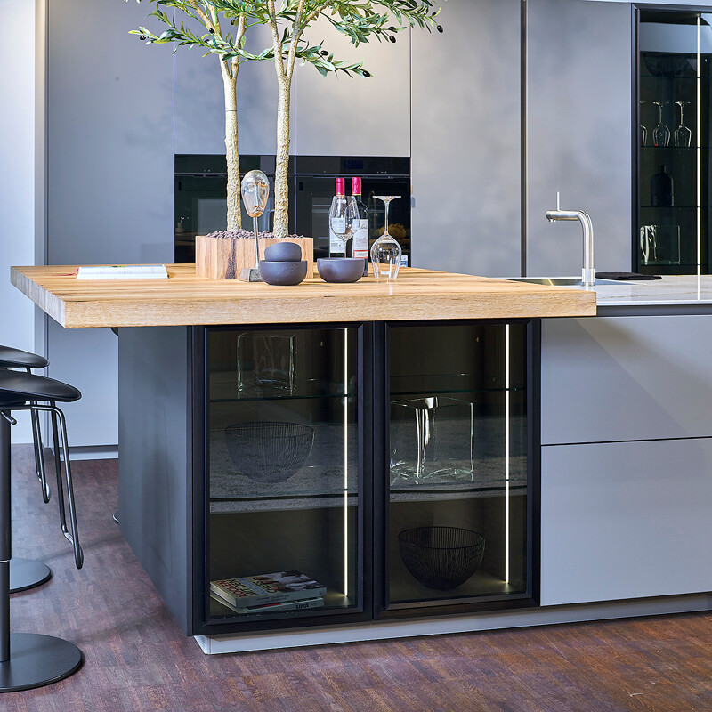 Sandgraue Küche von Ballerina mit Vitrinenschränken, Komposit-Arbeitsplatte und Barplatte