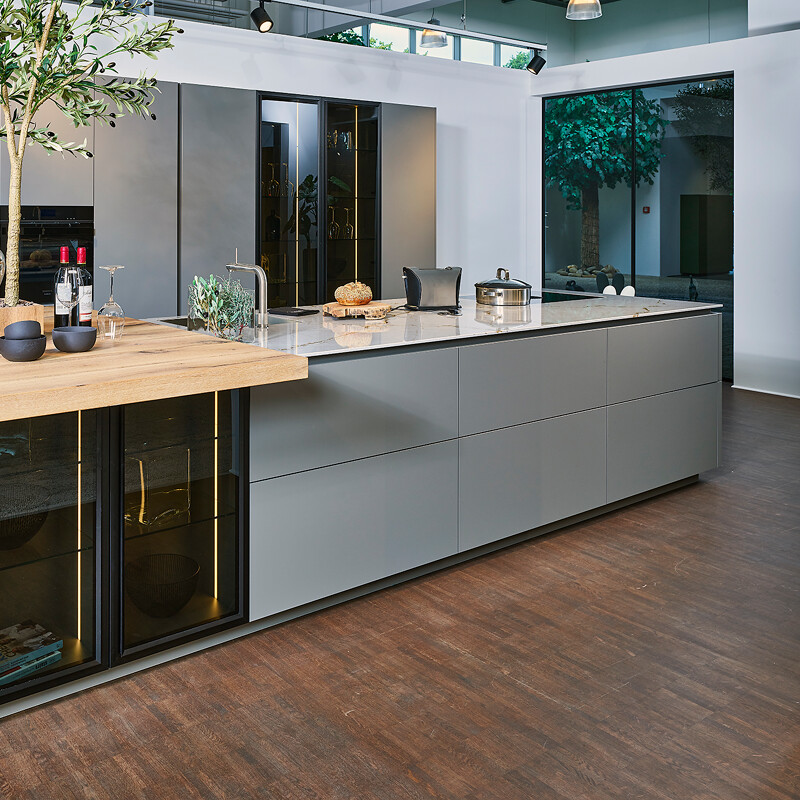 Sandgraue Küche von Ballerina mit Komposit-Arbeitsplatte und großer Barplatte