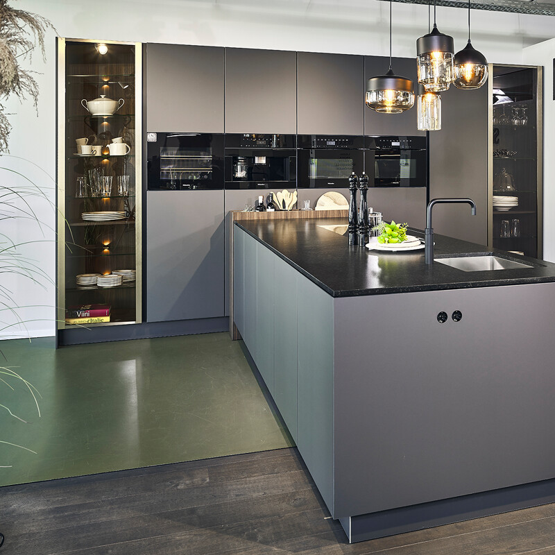 SieMatic showroomkeuken Urban. Keuken met luxe standelement voor kruiden, flessen etc.