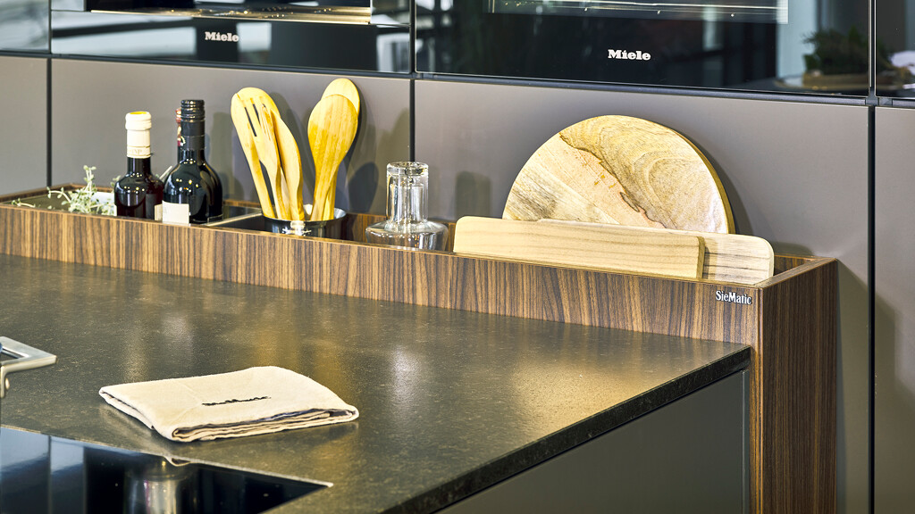 SieMatic Urban keuken met notenhouten standelement voor kruiden, flessen etc.