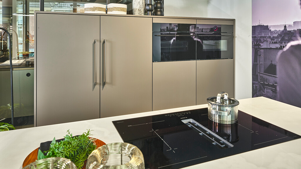 Ontdek deze geweldige SieMatic showroomkeuken in umbra fluweelmat bij de Keukenhuis Ekelhoff