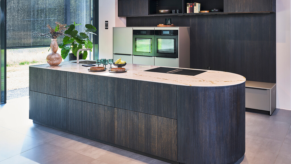 Keuken met afgerond keukeneiland-donker hout met ribbels-Ekelhoff Keukens, Nordhorn