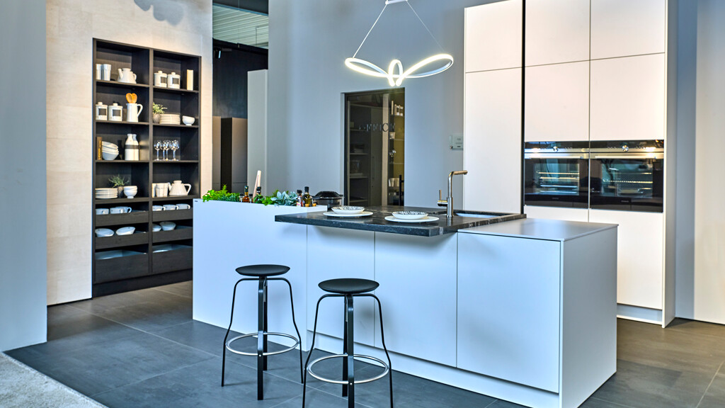 Lichte eilandkeuken in de keukenshowroom - SieMatic S2 bij Ekelhoff Duitsland