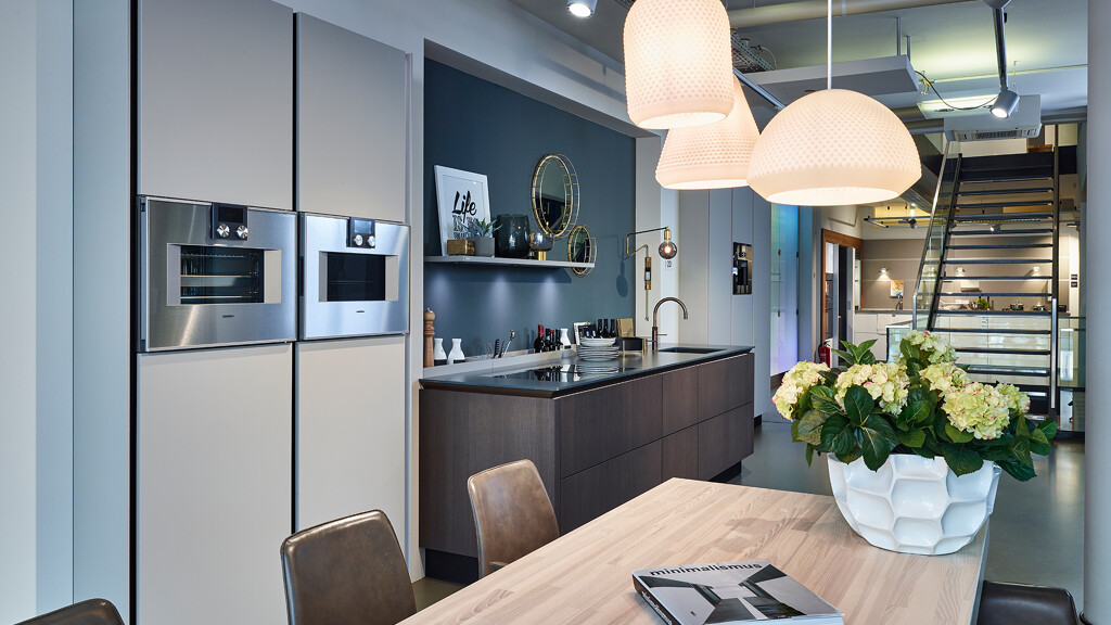 SieMatic showroomkeuken met hoge kasten en eettafel