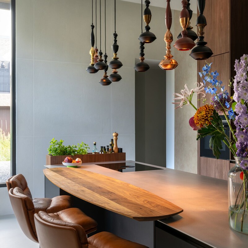 SieMatic surfboard bar-keuken met notenhouten bar en rvs keukenblad. Gerealiseerd in Laren door Ekelhoff Keukens, Nordhorn.