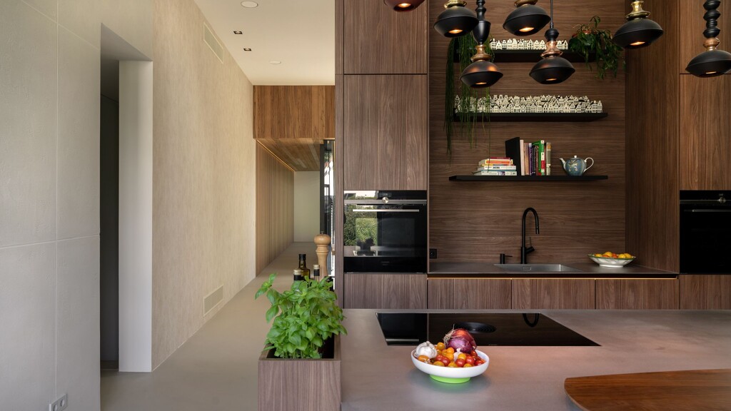 SieMatic SLX keuken in Walnur Lincoln met verlichte greeplijst en rvs keukenblad. Extra spoelbak met quooker-Ekelhoff Keukens, Nordhorn