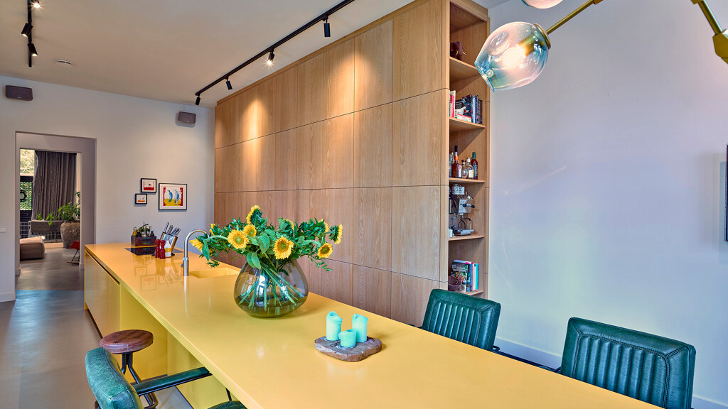 Gele keuken- Ballerina keuken met Corian werkblad van Ekelhoff Keukens