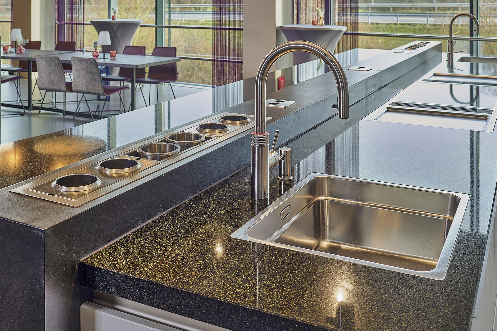 Showroomkeuken Sale - Grote professionele keuken voor kookworkshops, catering, showkoken - Ekelhoff Keukens