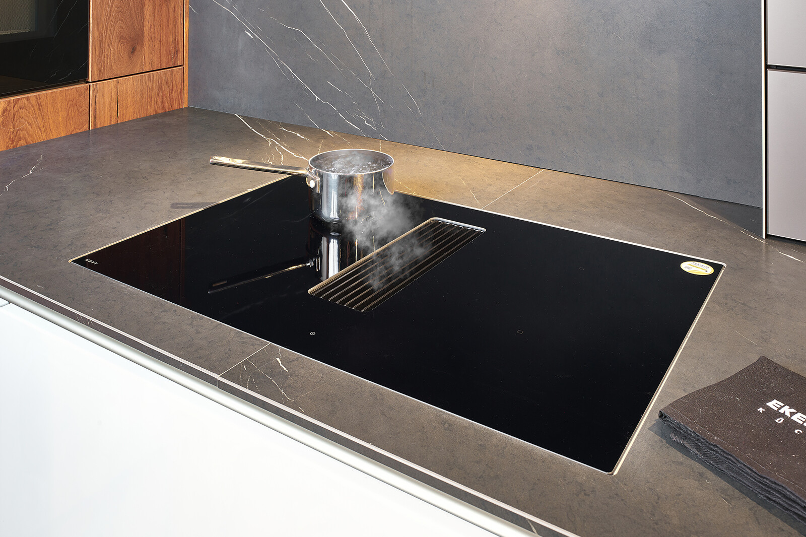  Showroomkeuken: Design hoekkeuken van next12 incl apparatuur - Ekelhoff Keukens