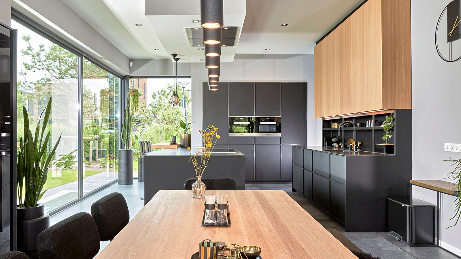 Schwarze Küche industriell – Italienische Designküche mit Holz