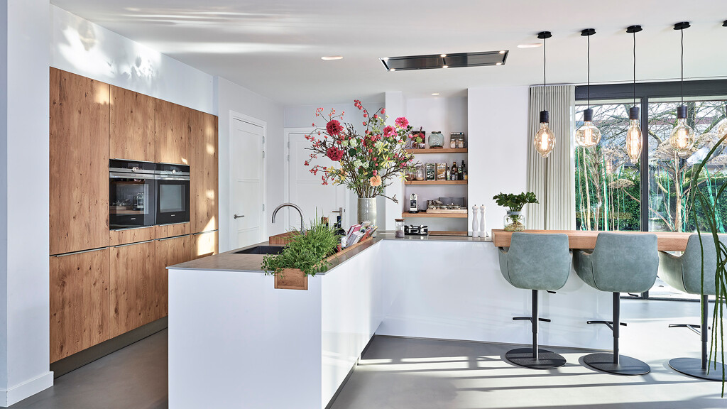 Keuken  op maat met L-keukeneiland in hoogglans wit en balkeneiken, design by Sven Wensing Ekelhoff Keukens Nordhorn