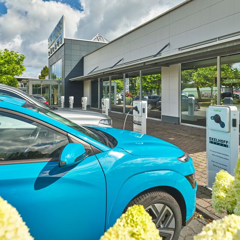 Laden Sie Ihr E-Auto gratis bei Ekelhoff Küchen, Nordhorn während Ihres Showroombesuchs.