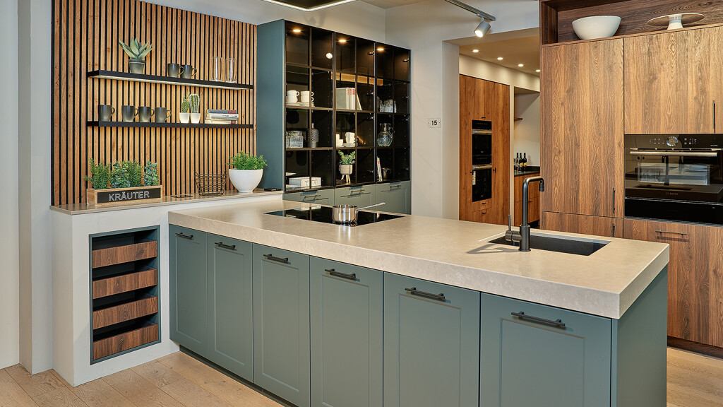 Landelijke keuken in  Midnight Green en Bordeaux Eiken van Ballerina Keukens. Bij Küchenhaus Ekelhoff in Nordhorn