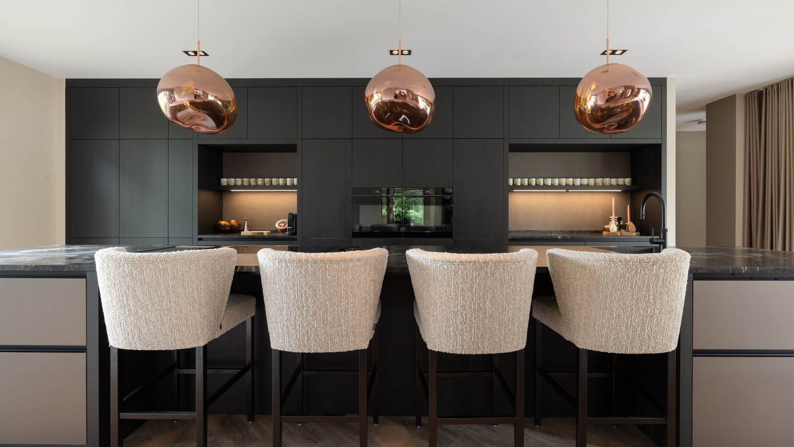 Luxusküche mit Insel und Bar von next125 aus dunklem Eichenfurnier und satiniertem Glas in Bronze Metallic