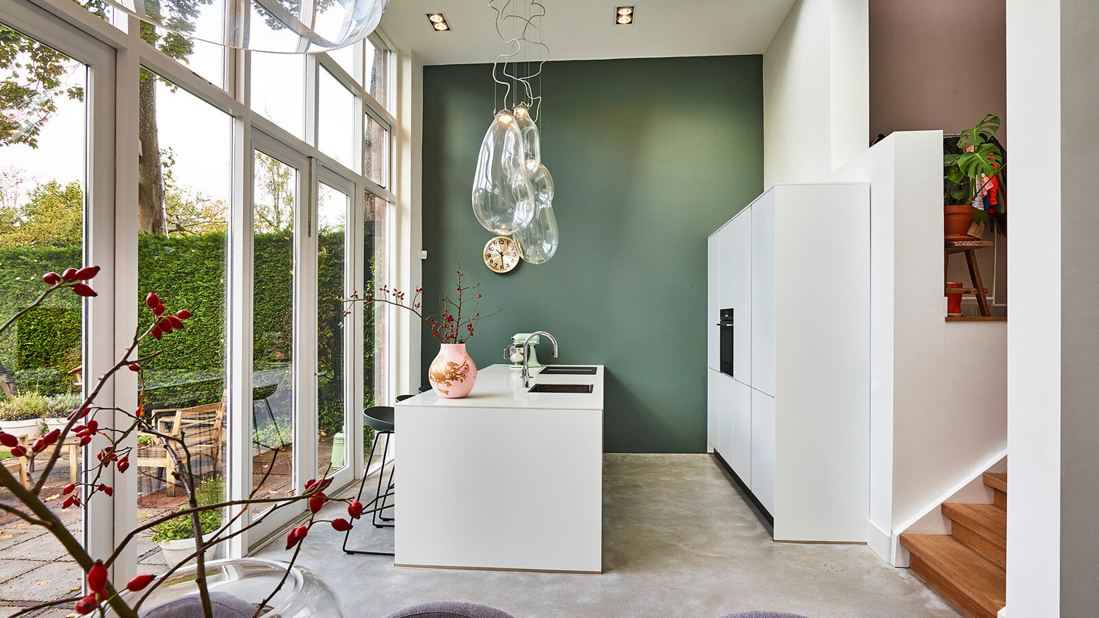 
Schlichte grifflose Inselküche in Mattweiß mit weißer Arbeitsplatte in Marmoroptik von Ekelhoff Küchen, Nordhorn
