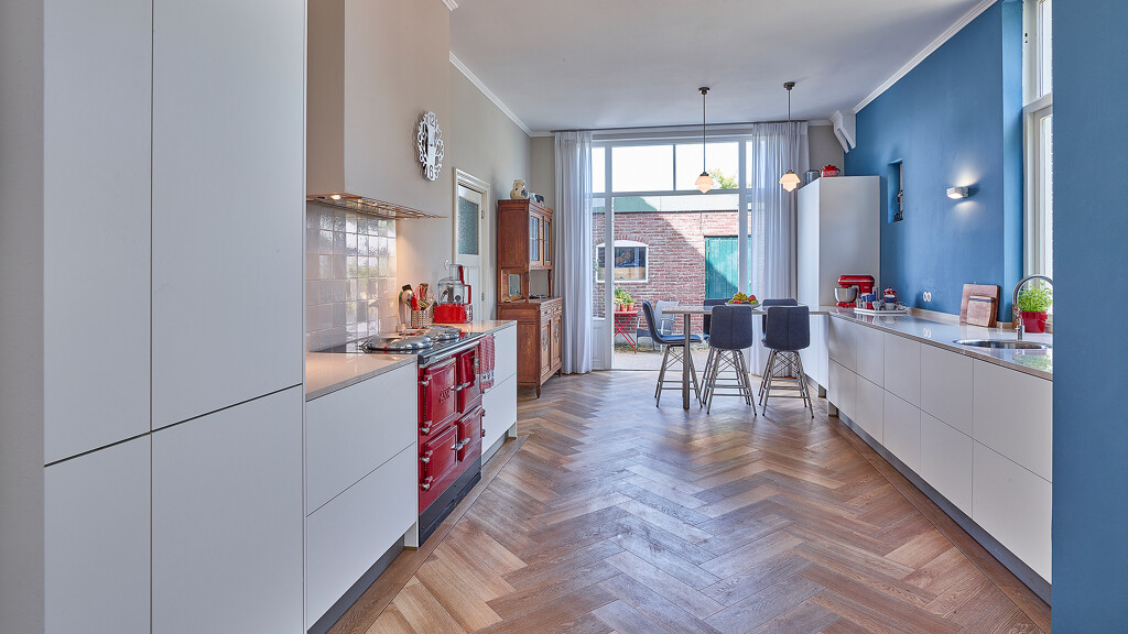 Schlichte mattweiße Küche von Contur mit glänzender Dekton-Arbeitsplatte von Ekelhoff Küchen, Deutschland