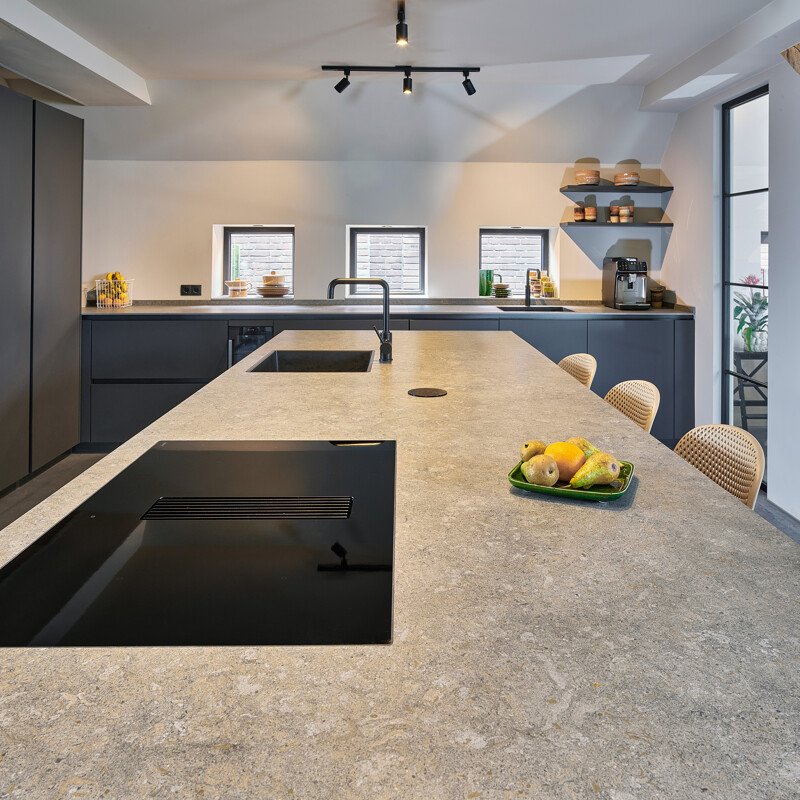 Moderne schwarze Inselküche mit Dekton Arbeitsplatte - realisiert von Ekelhoff Küchen in Nordhorn.