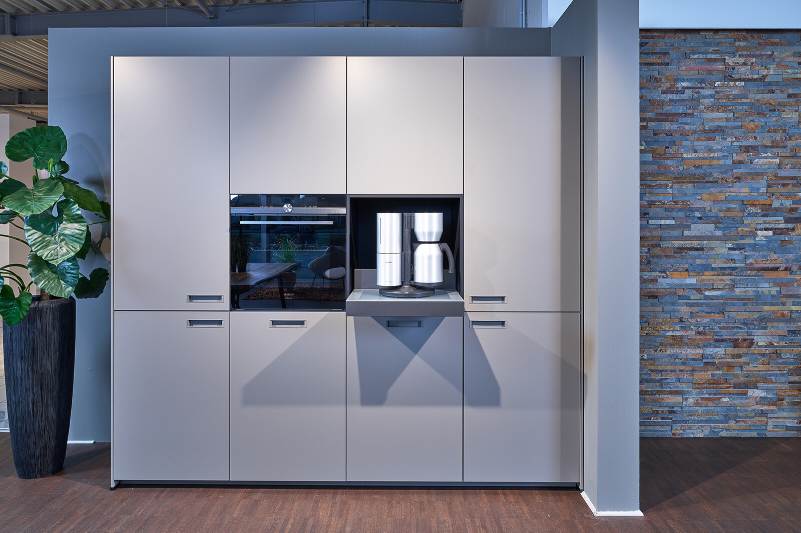 Showroomkeuken: next125 designkeuken met taupe kastenwand
