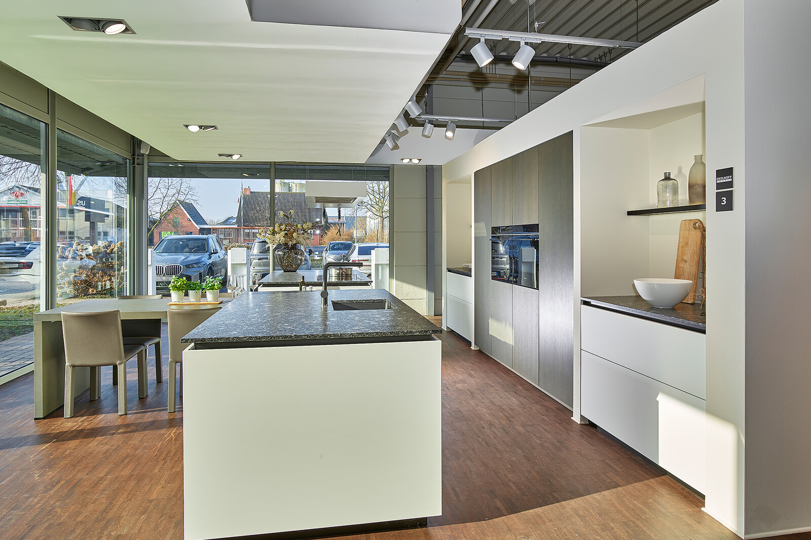 Showroomkeuken: grote next125 eilandkeuken in wit en grafietgrijs eikenfineer met twee eilanden