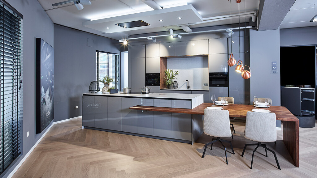 Next125 NX 310-Ekelhoff Keukens-luxe moderne showroomkeuken in hooglans grijze keuken