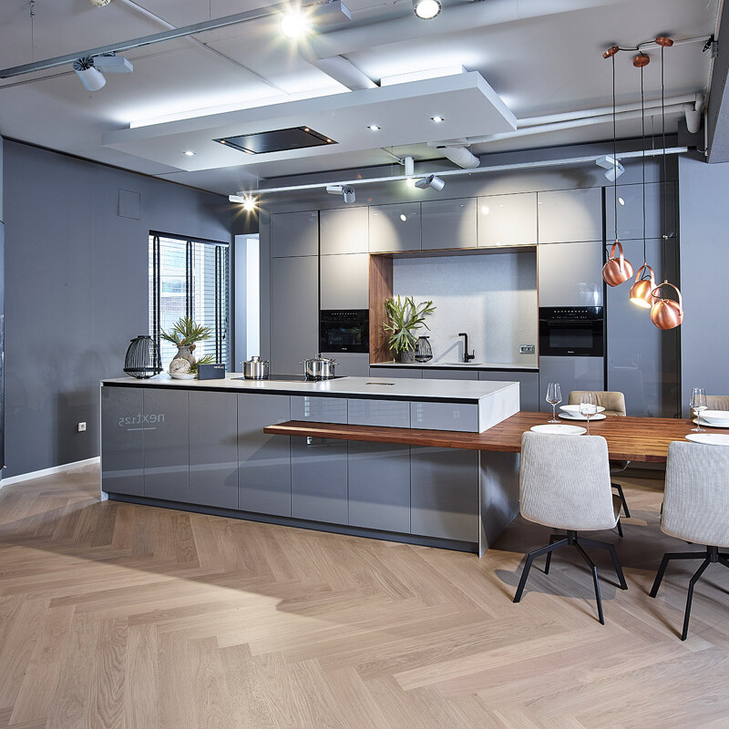 Next125 NX 310-Ekelhoff Keukens-luxe moderne showroomkeuken in hooglans grijze keuken
