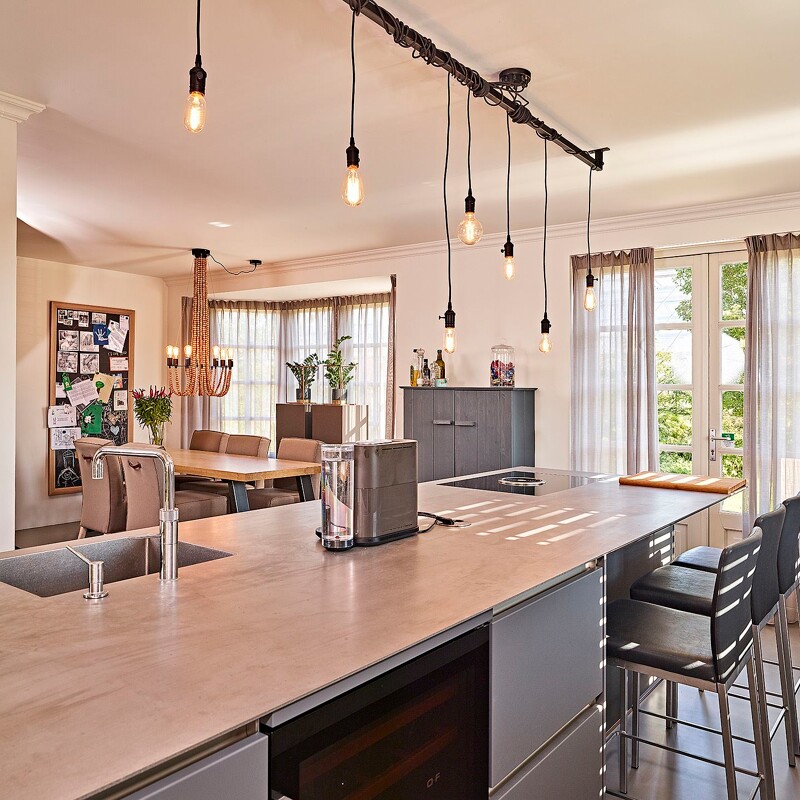 Kuechenreview große Inselküche von next125 mit Fronten in Alt-Eiche und Satin-Lack Anthrazit mit Arbeitsplatte aus Edelstahl. Installiert in Amstelveen von Ekelhoff Küchen, Nordhorn