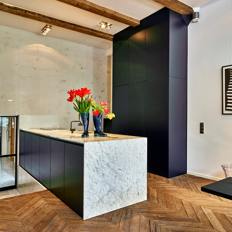 next125 keuken met keukeneiland in indigoblauw met Carrara marmeren werkblad. Gerealiseerd in Amsterdam door Ekelhoff Keukens, Nordhorn