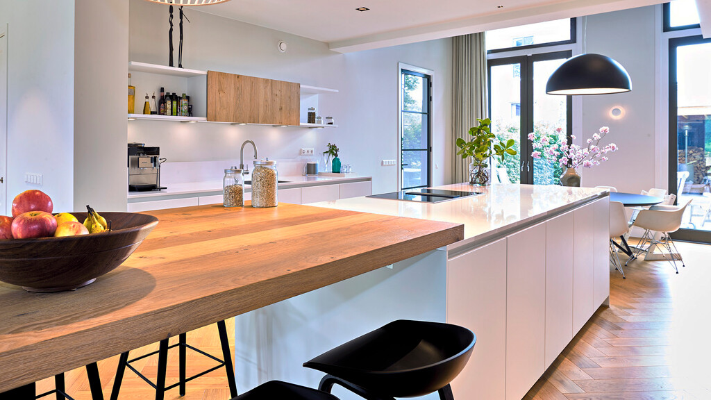Wunderschöne Küche im skandinavischen Stil der Topmarke next125 in Weiß und Eiche. Bei unserem Kunden in Bloemendaal. Ekelhoff Küchen in Nordhorn