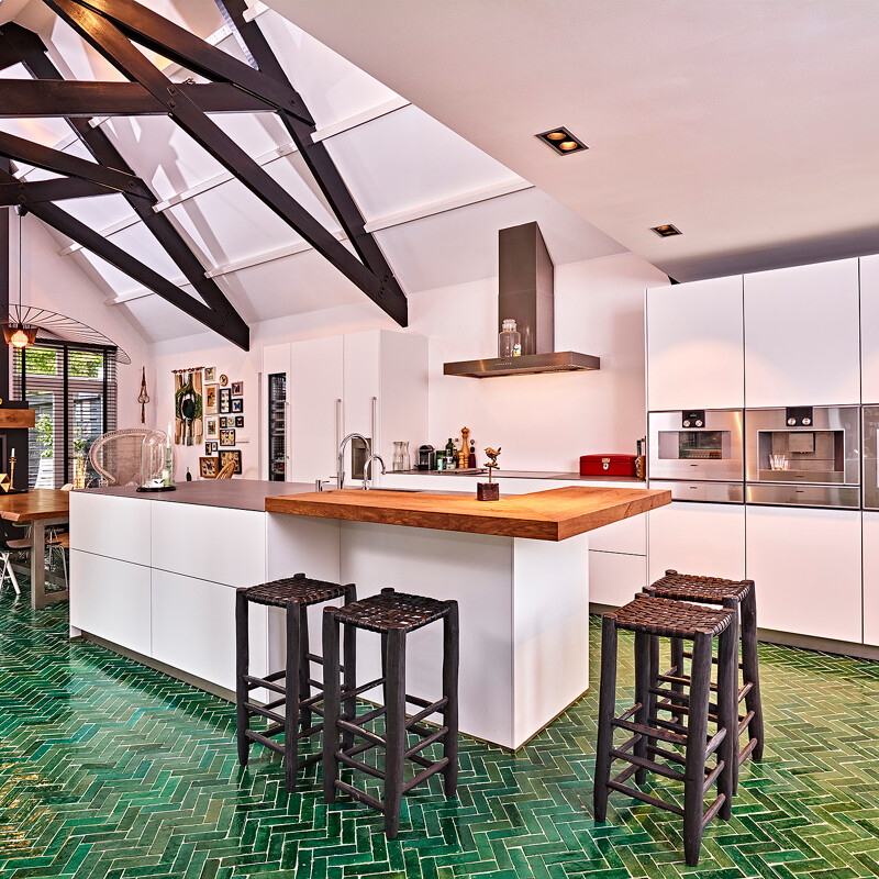 Weiße Küche von next125 NX500 mit Edelstahl Arbeitsplatte und Gaggenau Geräten. Realisiert durch Ekelhoff Küchen, Nordhorn